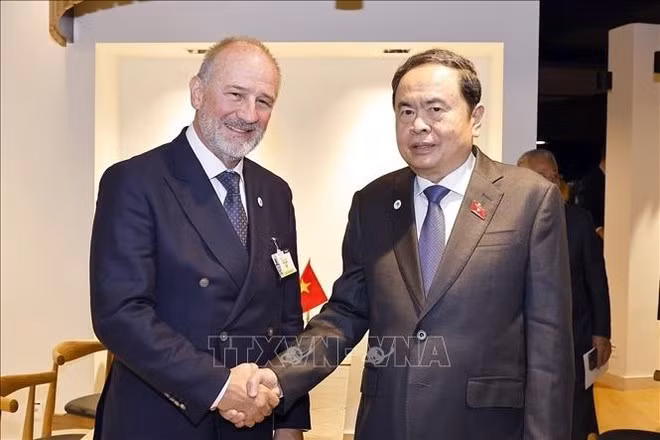 El presidente de la Asamblea Nacional de Vietnam, Tran Thanh Man (derecha) y el jefe del Consejo Federal de Austria, Peter Samt. (Foto: VNA)