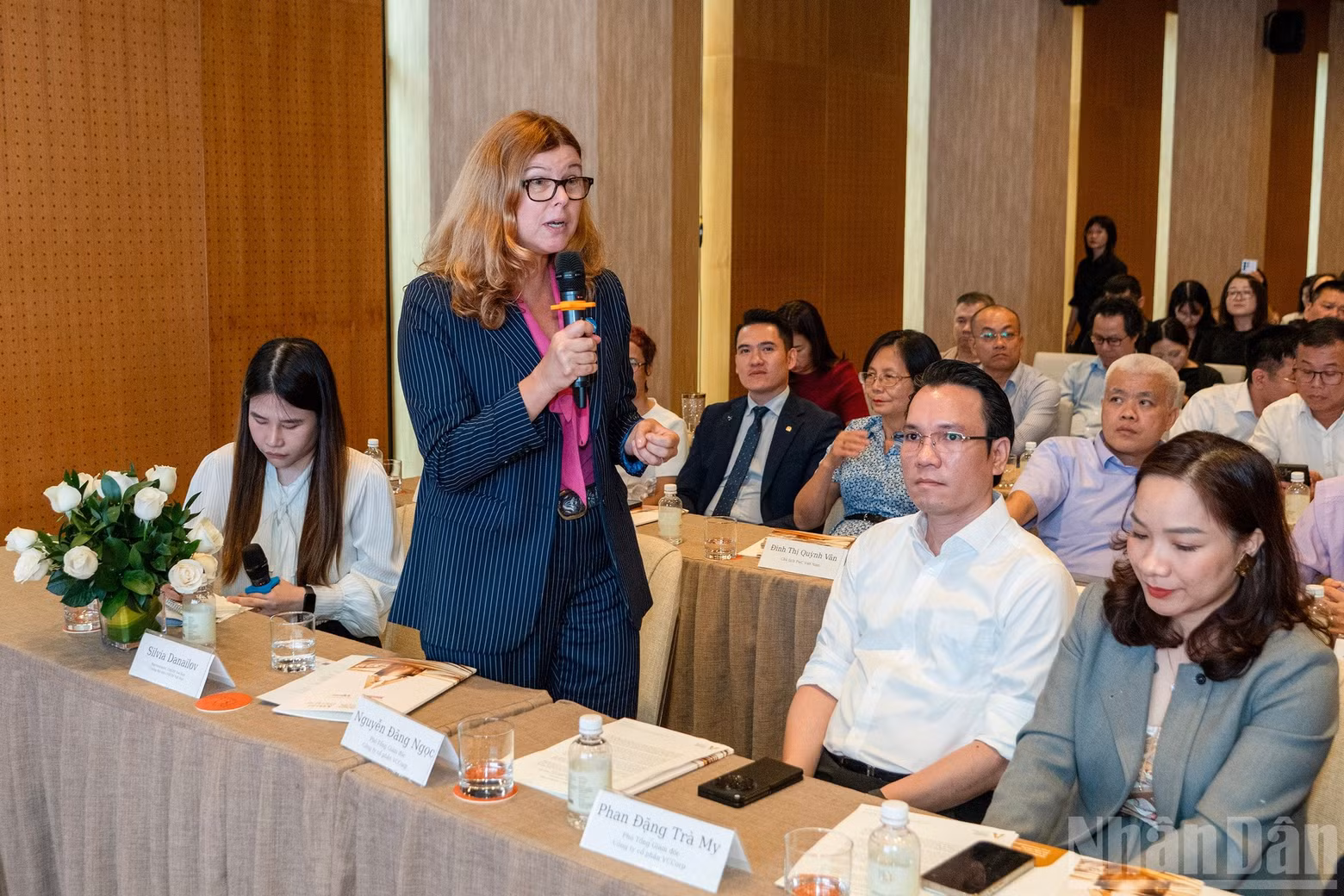 Silvia Danailov, representante permanente de Unicef en Vietnam, hace uso de la palabra en el acto.