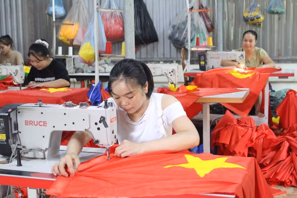 Con la llegada del Día Nacional, la producción en las aldeas de Giap Long y Tu Van, en la comuna de Chuong Duong, se vuelve cada vez más dinámica. (Foto: VNA)