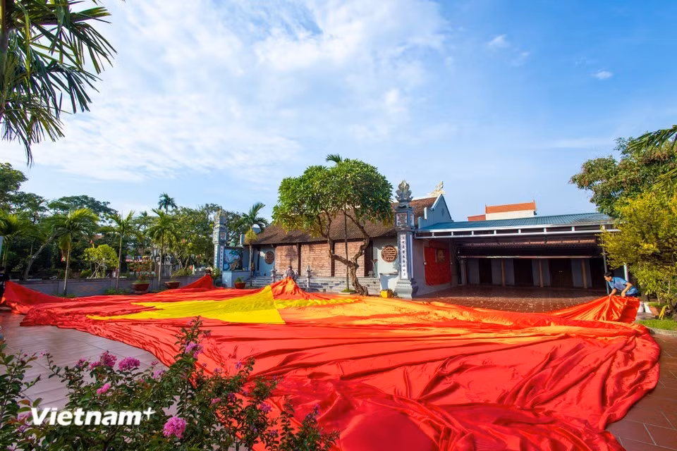 En un ambiente de júbilo, el taller de Nguyen Van Trung, en la aldea de Giap Long, comuna de Chuong Duong, trabaja arduamente para completar una bandera nacional gigante de 600 metros cuadrados. (Foto: VNA)