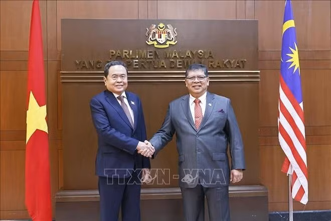El presidente de la Cámara de Representantes de Malasia, Tan Sri Dato’ Johari bin Abdul (derecha) y el titular de la Asamblea Nacional (Parlamento) de Vietnam, Tran Thanh Man. (Foto: VNA)