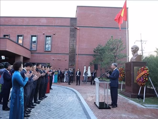 En la ceremonia de inauguración del busto del Presidente Ho Chi Minh en el recinto de la Embajada de Vietnam en Corea del Sur. (Foto: VNA)