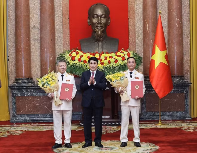 El presidente de Vietnam, Luong Cuong, entrega las decisiones a los viceministros de Seguridad Pública. (Foto: VNA)