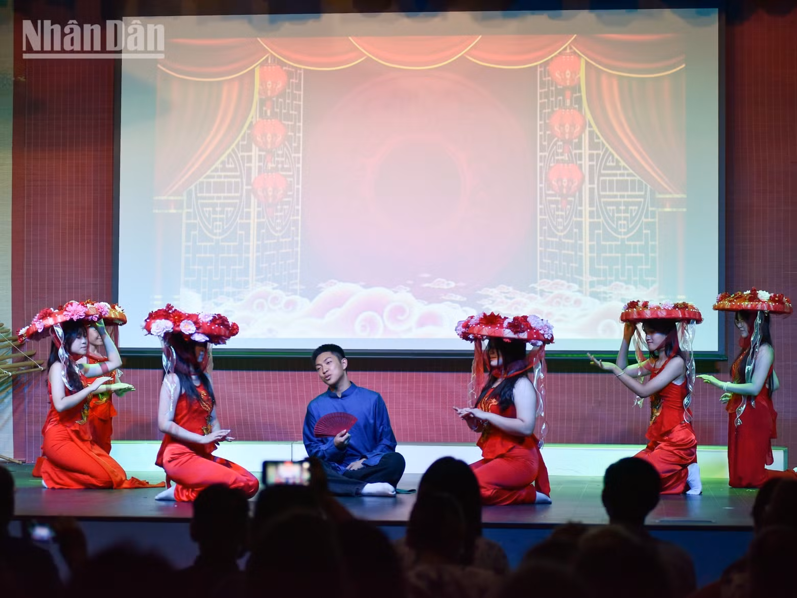 La iniciativa de los jóvenes evidencia el pensamiento crítico, la creatividad, el nivel artístico y la profundidad cultural de los jóvenes vietnamitas y de origen vietnamita residentes en diversos países del mundo.