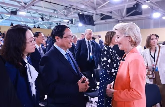 El primer ministro de Vietnam, Pham Minh Chinh, y la presidenta de la Comisión Europea (CE), Ursula von der Leyen. (Foto: VNA)