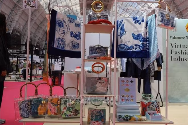 Un rincón con productos de moda vietnamitas en la feria. (Foto: VNA)