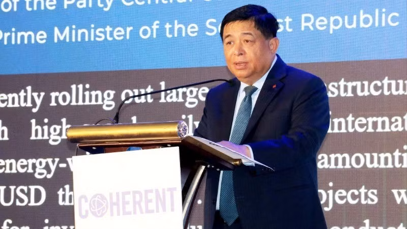 El viceprimer ministro vietnamita Nguyen Chi Dung habla en el evento.