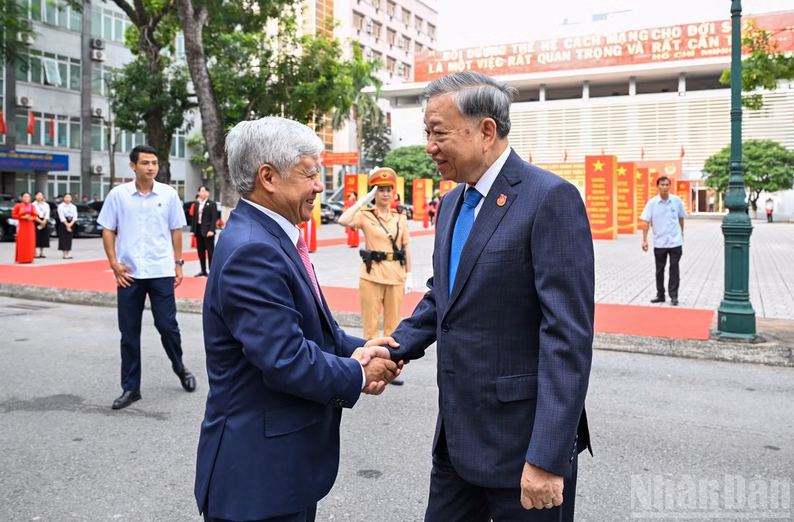 Do Van Chien, secretario del Comité del Partido del FPV y las organizaciones de masas de nivel central y presidente del FPV, recibe al secretario general del PCV, To Lam.