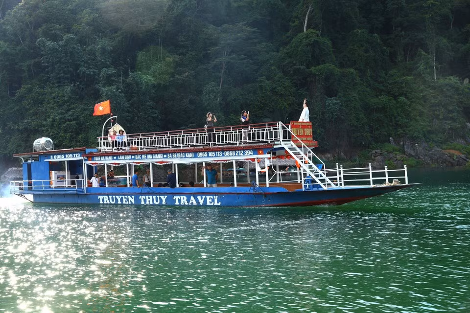 Turistas recorren en barco el embalse hidroeléctrico de Tuyen Quang. (Foto: VNA)