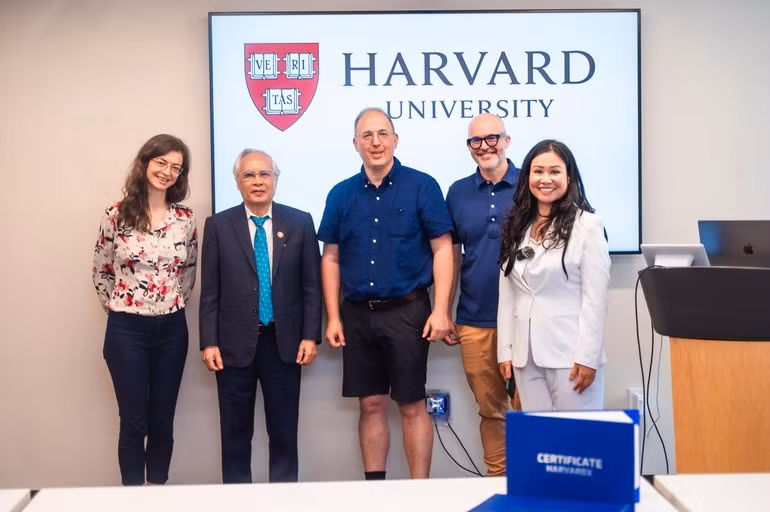 El doctor Nguyen Xuan Lam durante un seminario en la Universidad de Harvard, el 16 de julio de 2025.
