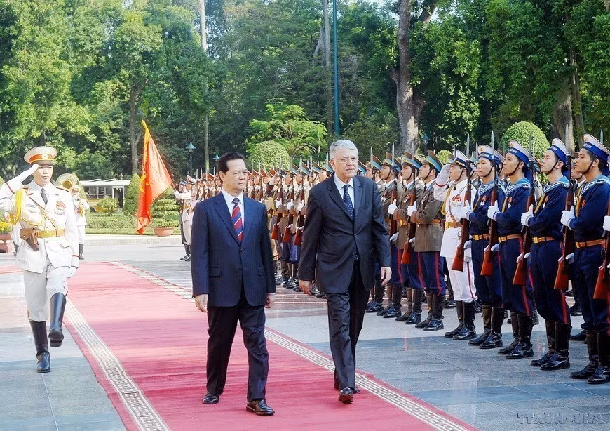 El primer ministro Nguyen Tan Dung y su homólogo marroquí, Abbas El Fassi, pasaron revista a la guardia de honor en la ceremonia oficial de bienvenida (Hanói, 24 de noviembre de 2008). (Foto: VNA)