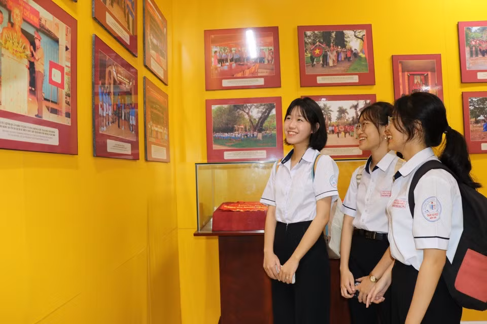 Estudiantes visitan y aprenden sobre imágenes y artefactos en la Casa de Exposiciones, ubicada en los terrenos del Templo de Ho Chi Minh. (Foto: VNA)