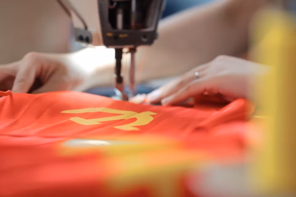 Las máquinas de coser banderas nacionales y del Partido funcionan a plena capacidad. (Foto: VNA)