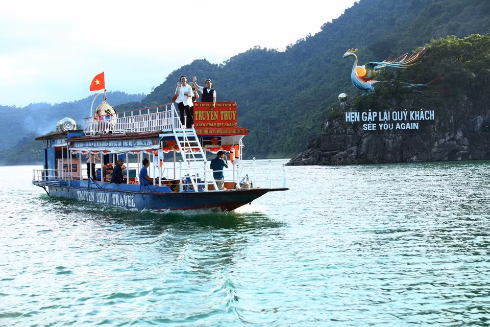 Paseo en barco por el majestuoso embalse de Tuyen Quang. (Foto: VNA)