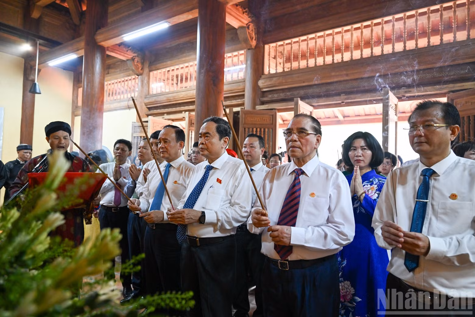 Tran Thanh Man, Nong Duc Manh y los delegados ofrecen inciensos en memoria del exinto presidente del Comité permanente del Parlamento, Bui Bang Doan.