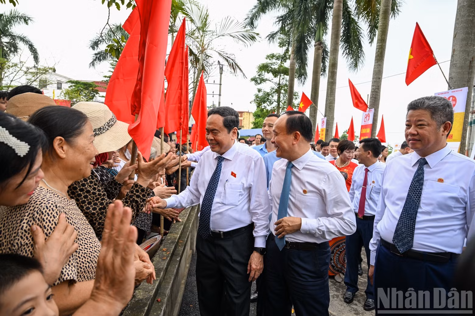 El máximo dirigente legislativo, Tran Thanh Man, y los habitantes de la comuna de Ung Thien.