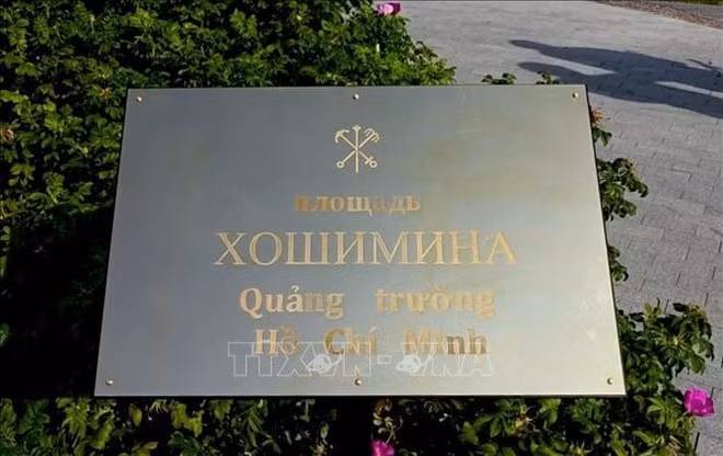 La placa con el nombre de la Plaza Ho Chi Minh en San Petersburgo. (Foto: VNA)