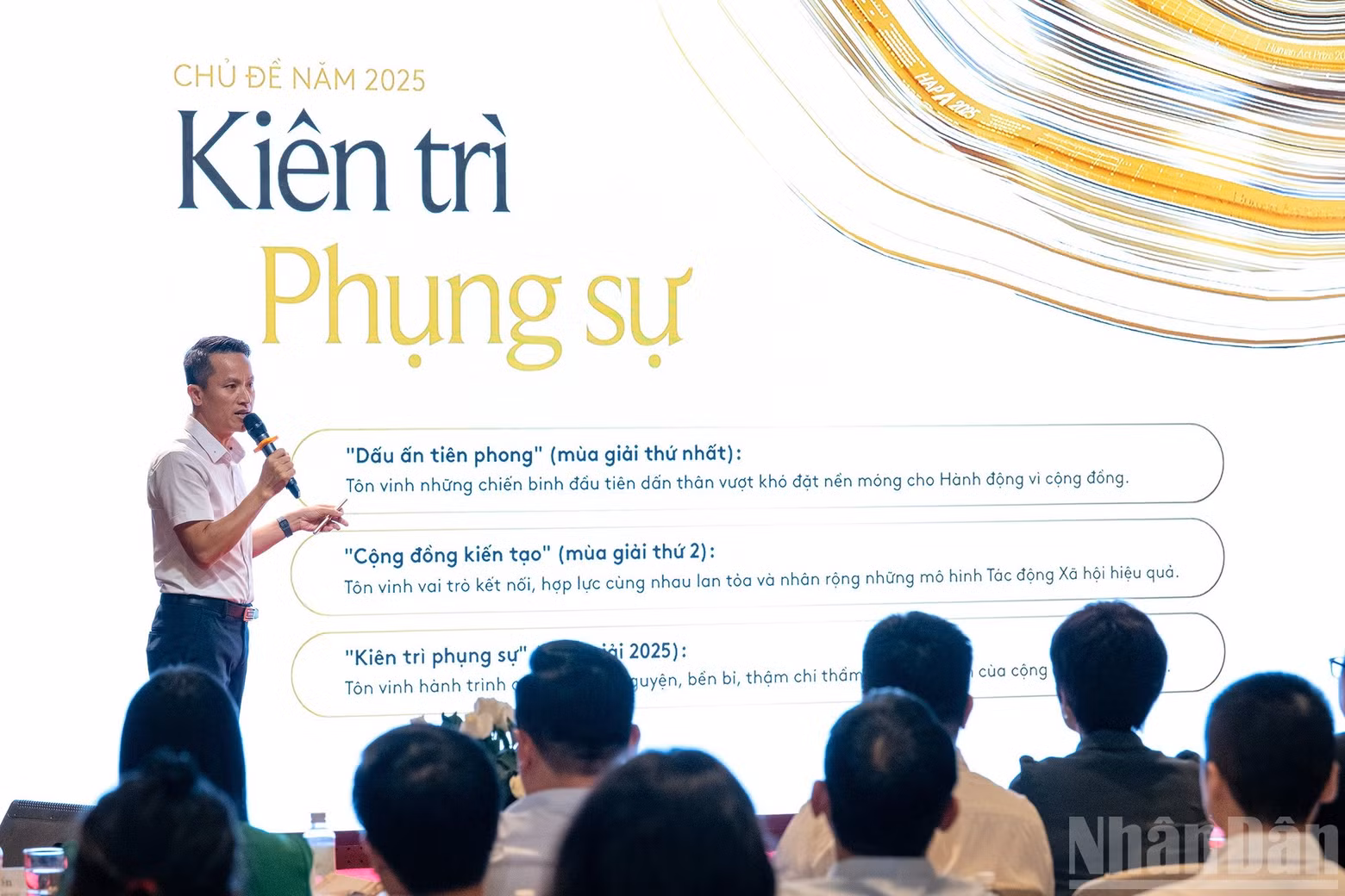 Bui Ngoc Hai, director del proyecto del Premio para Acciones por la Comunidad, interviene en el evento.