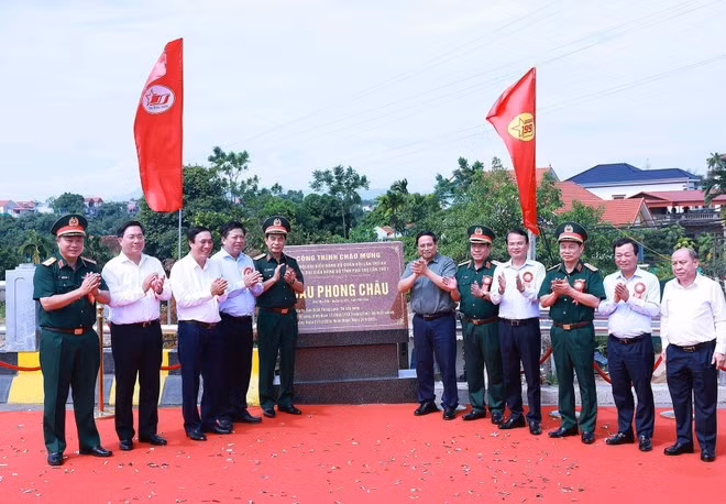 El primer ministro Pham Minh Chinh y los delegados ofician la ceremonia de colocación del cartel "Construcción para dar la bienvenida al XII Congreso del Partido del Ejército y a la primera asamblea partidista de la provincia de Phu Tho". (Foto: VNA)