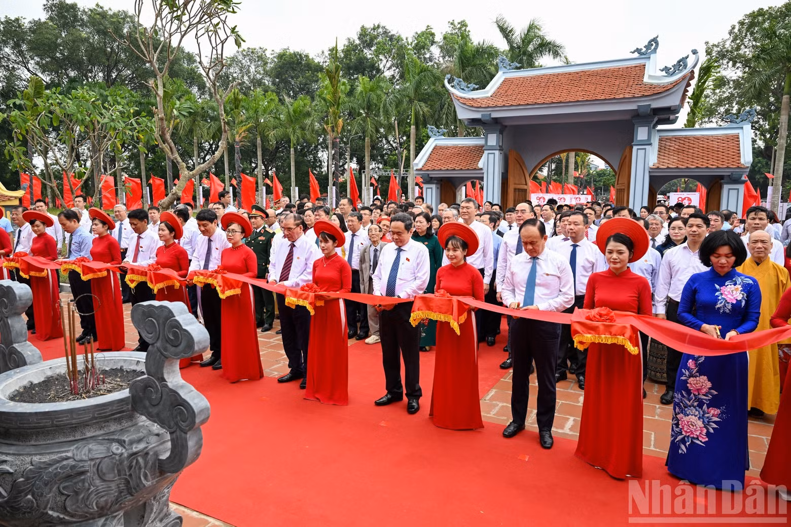 Tran Thanh Man, Nong Duc Manh y los delegados en el acto.