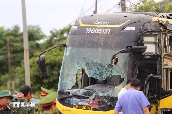 El autobús de pasajeros sufrió graves daños tras el grave accidente. (Foto:VNA)
