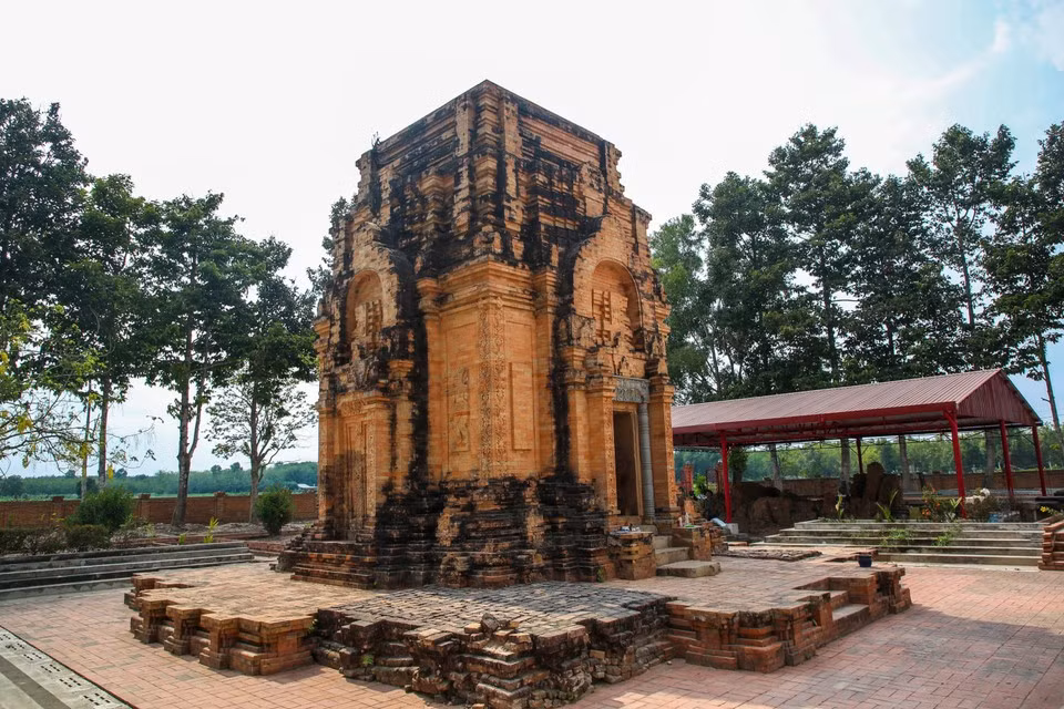 La Torre Chot Mat es una obra arquitectónica antigua típica, con la huella de la cultura Oc Eo (una civilización que floreció en el delta del río Mekong entre los siglos I y VII en el sur de Vietnam). (Foto: VNA)