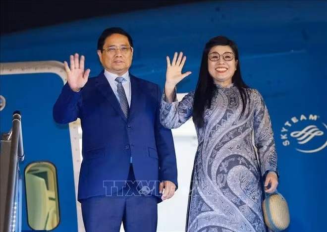 El primer ministro Pham Minh Chinh y su esposa parten de Hanoi rumbo a Francia. (Foto: VNA)