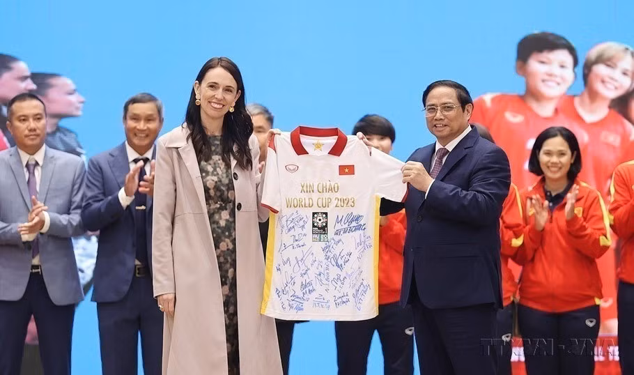 El primer ministro de Vietnam, Pham Minh Chinh, y su homóloga neozelandesa, Jacinda Ardern, se reúnen con la selección nacional de fútbol femenino del país indochino antes de su participación en la Copa Mundial Femenina de la FIFA 2023 en Nueva Zelanda y Australia (Hanói, 14 de noviembre de 2022). (Foto: VNA)