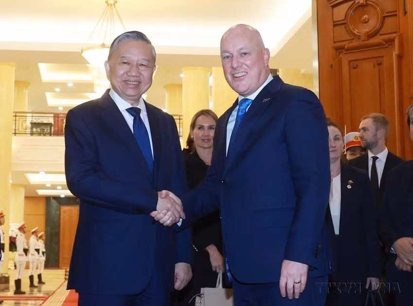 El secretario general del Partido Comunista de Vietnam, To Lam, recibe al primer ministro neozelandés, Christopher Luxon, con motivo de su visita oficial al país indochino y participación en el II Foro del Futuro de la Asean (Hanói, 26 de febrero de 2025). (Foto: VNA)