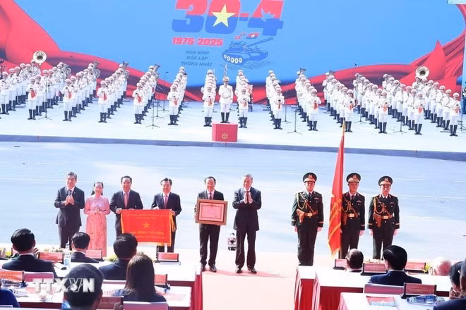 El secretario general del Partido Comunista de Vietnam, To Lam, entrega la Orden del Trabajo a Ciudad Ho Chi Minh. (Foto: VNA)