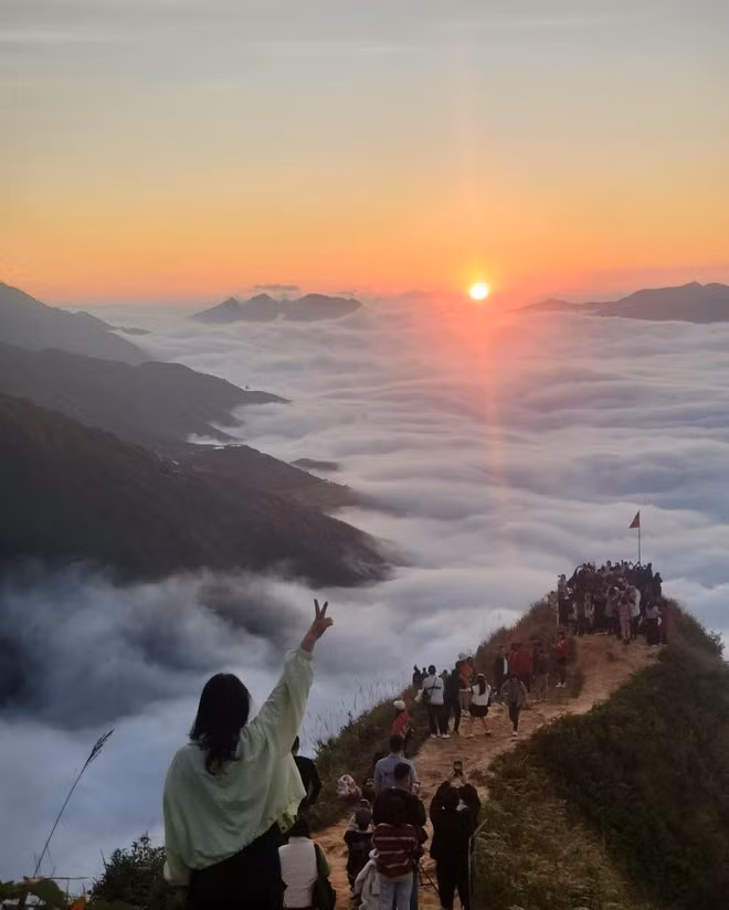 Mar de nubes en la “espina dorsal de dinosaurio” de Ta Xua, en Son La. (Foto: VNA)