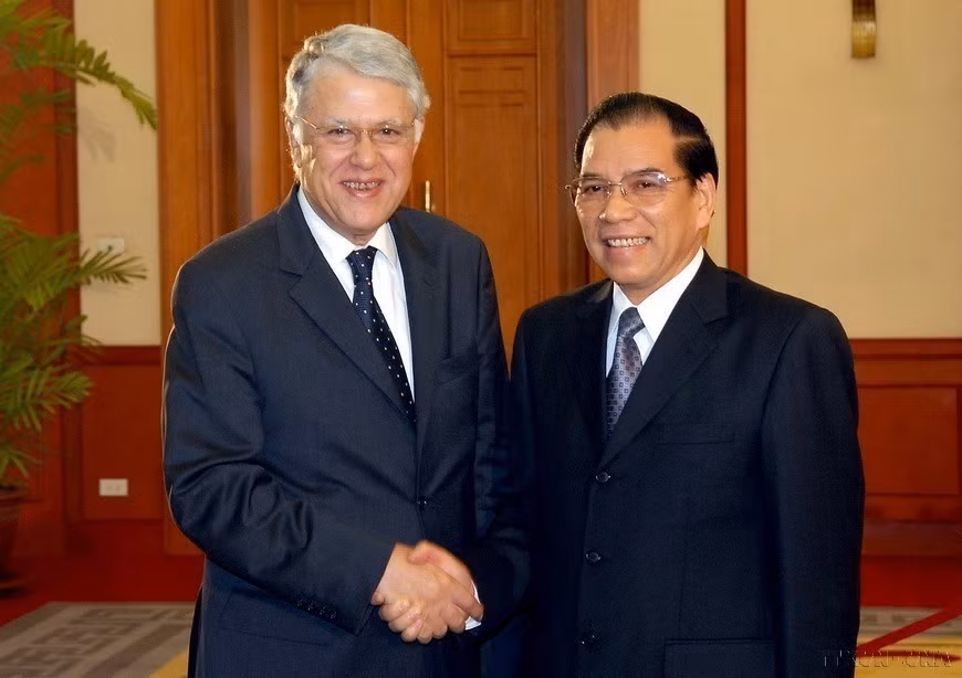 El secretario general del Partido Comunista de Vietnam, Nong Duc Manh, recibió al primer ministro marroquí, Abbas El Fassi, durante su visita oficial a Vietnam (Hanói, 24 de noviembre de 2008). (Foto: VNA)