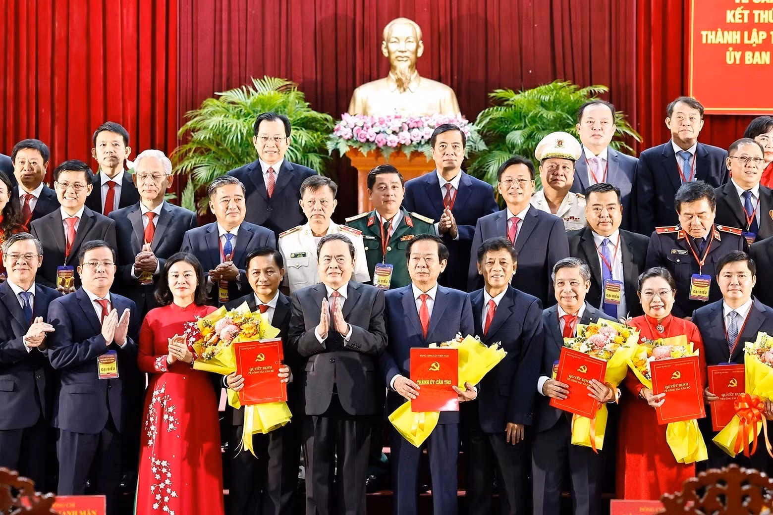 El presidente del Parlamento, Tran Thanh Man, entrega las decisiones del Buró Político y del Secretariado, y entrega flores para felicitar al Comité del Partido, el Buró Ejecutivo, el secretario y los vicesecretarios del Comité del Partido de Can Tho para el mandato 2020–2025. (Foto: VNA)