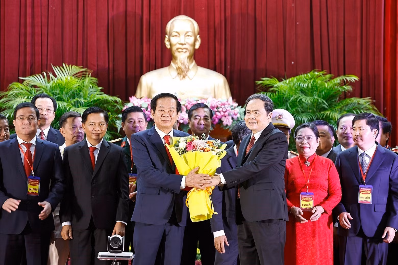 El presidente del Parlamento, Tran Thanh Man, felicita al camarada Do Thanh Binh, miembro del Comité Central del Partido y secretario del Comité partidista de Can Tho. (Foto: VNA)