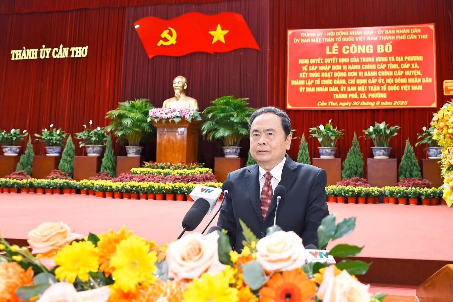 Tran Thanh Man entrega la decisión del Comité Central del Frente de la Patria de Vietnam sobre la creación del Comité del Frente de la Patria en Can Tho. (Foto: VNA)