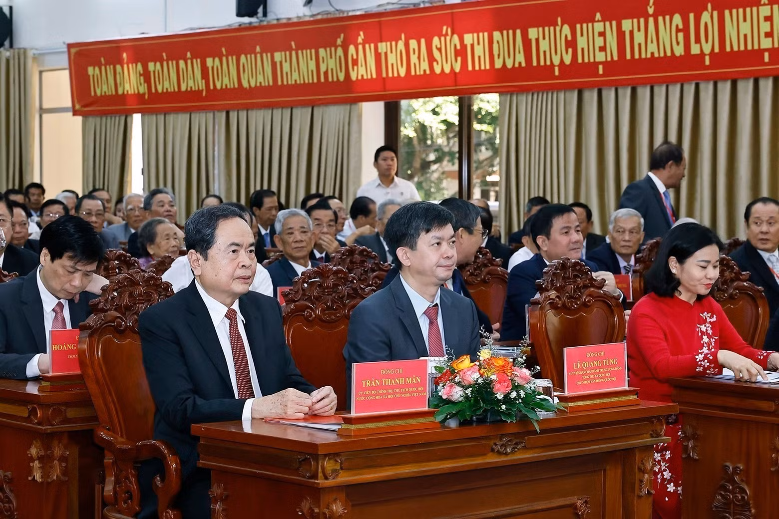 Tran Thanh Man, junto con los delegados en la ceremonia. (Foto: VNA)