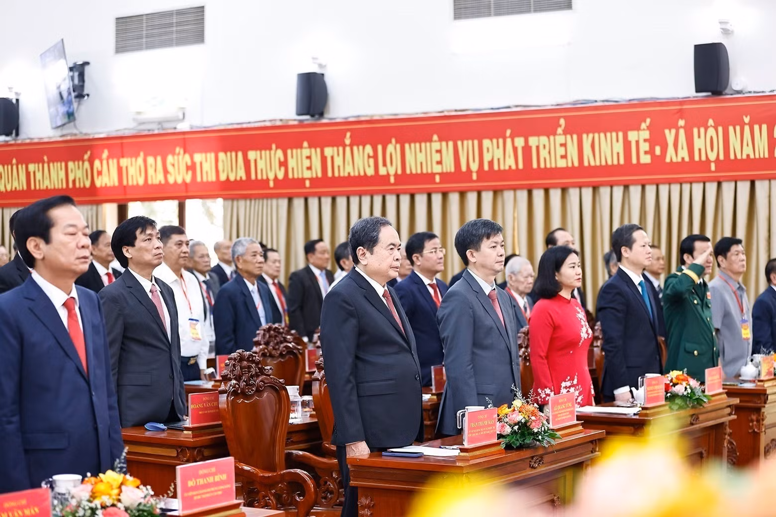 El presidente de la Asamblea Nacional de Vietnam, Tran Thanh Man, asiste esta mañana, 30 de junio, a la ceremonia de anuncio de las resoluciones y decisiones del Comité Central del Partido Comunista de Vietnam (PCV), y de las autoridades locales sobre la fusión de unidades administrativas a nivel provincial y comunal, celebrada en la ciudad de Can Tho. (Foto: VNA)