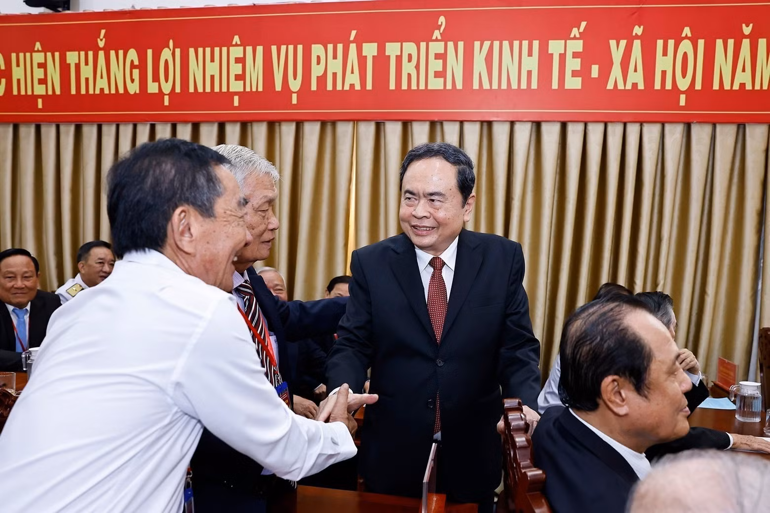 Tran Thanh Man, junto con los delegados en la ceremonia. (Foto: VNA)