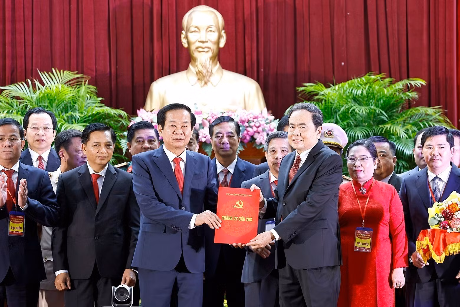 El presidente del Parlamento, Tran Thanh Man, entrega la decisión del Buró Político sobre el nombramiento del Comité del Partido en Can Tho para el mandato 2020–2025 al camarada Do Thanh Binh, miembro del Comité Central del Partido y secretario del Comité del Partido en Can Tho. (Foto: VNA)