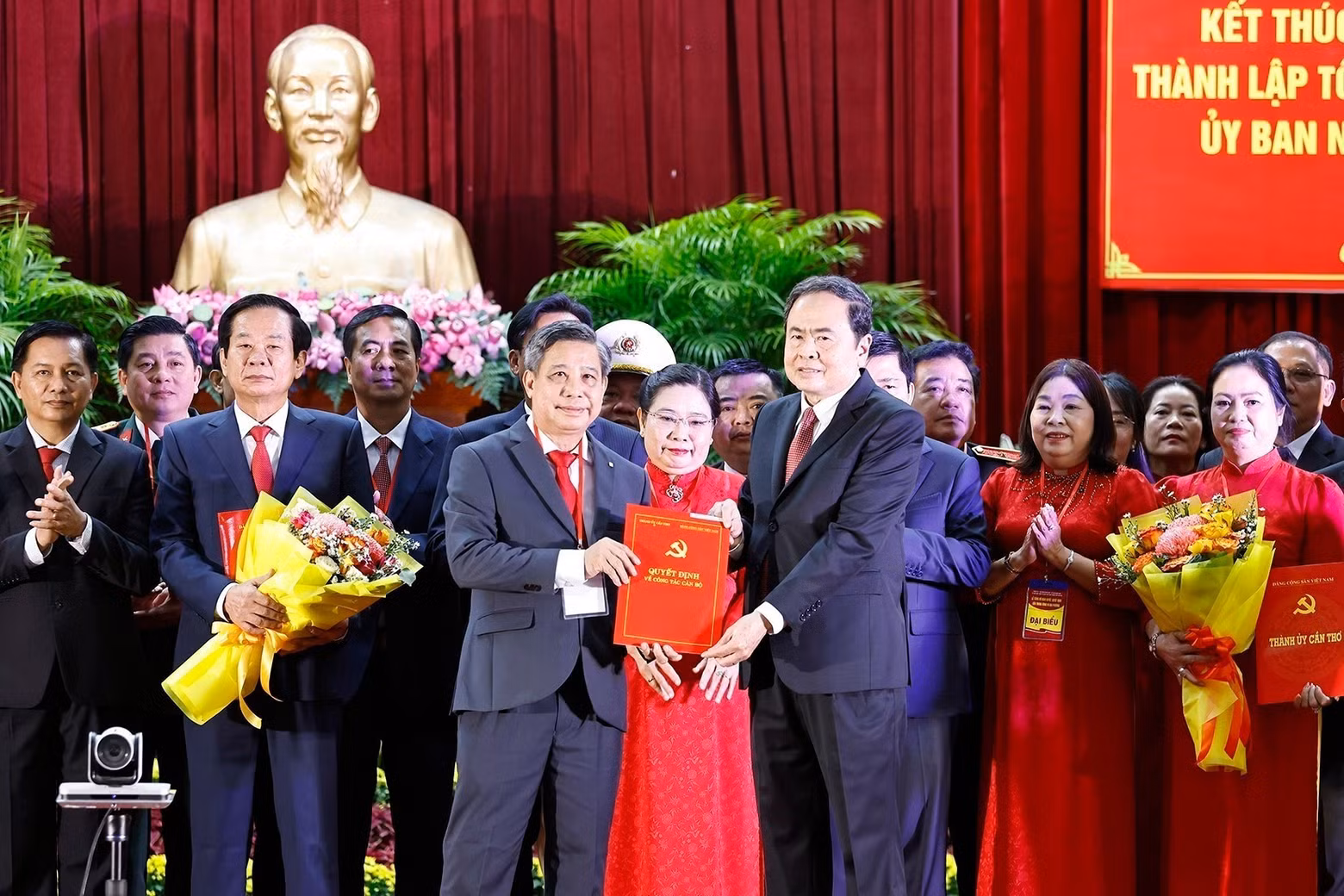 El presidente del Parlamento, Tran Thanh Man, entrega la decisión del Secretariado sobre el nombramiento del Comité de Control Disciplinario del Comité del Partido, así como del presidente y vicepresidente de esta entidad en Can Tho para el mandato 2020–2025. (Foto: VNA)