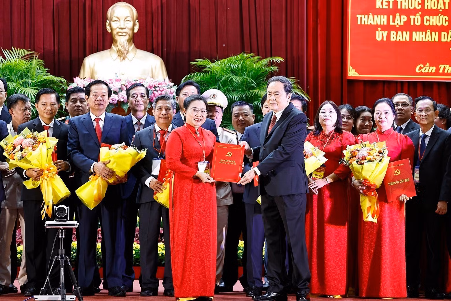 Tran Thanh Man entrega la decisión del Comité Central del Frente de la Patria de Vietnam sobre la creación del Comité del Frente de la Patria en Can Tho. (Foto: VNA)