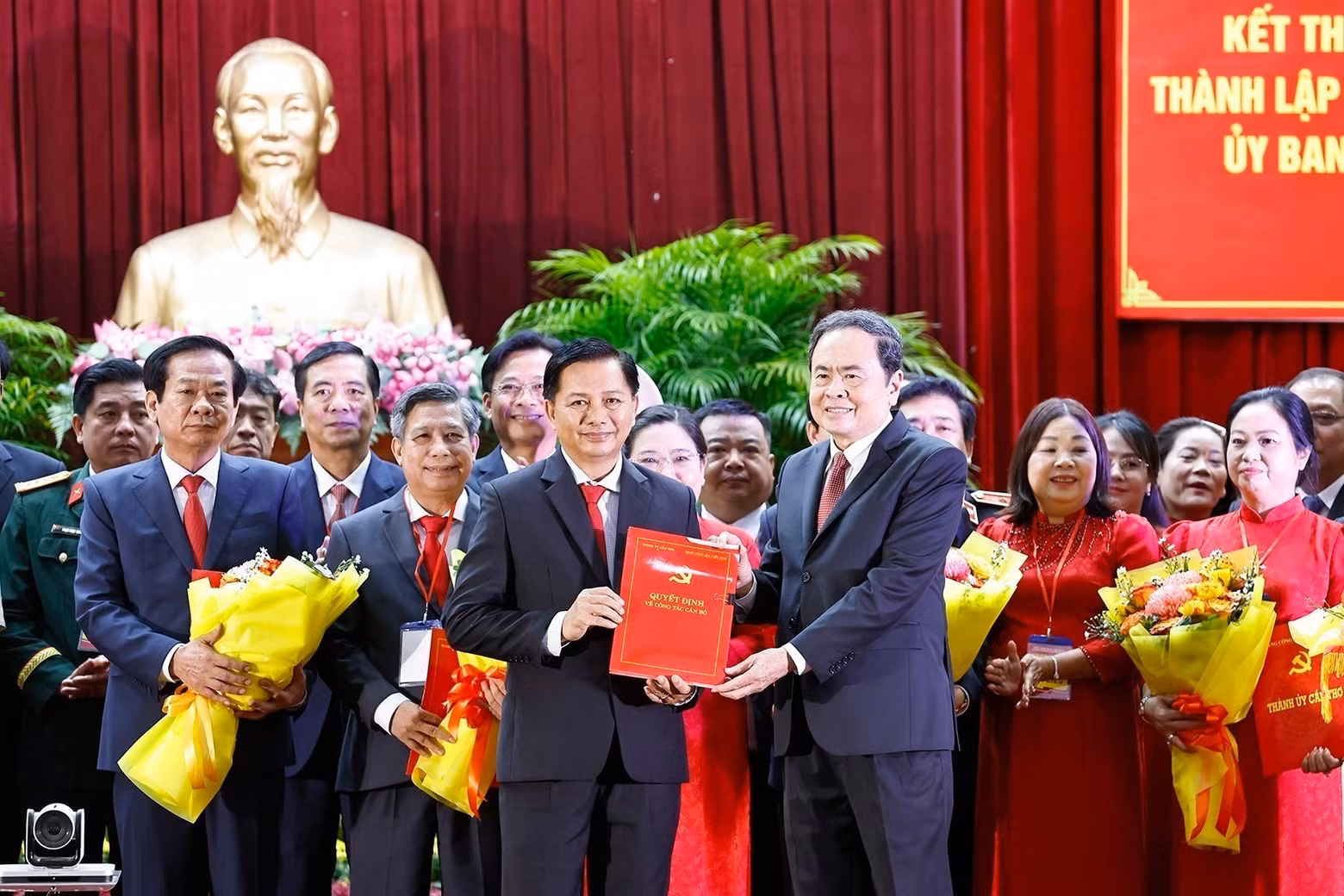 Tran Thanh Man entrega la decisión del Primer Ministro sobre el nombramiento del presidente y los vicepresidentes del Comité Popular de Can Tho. (Foto: VNA)