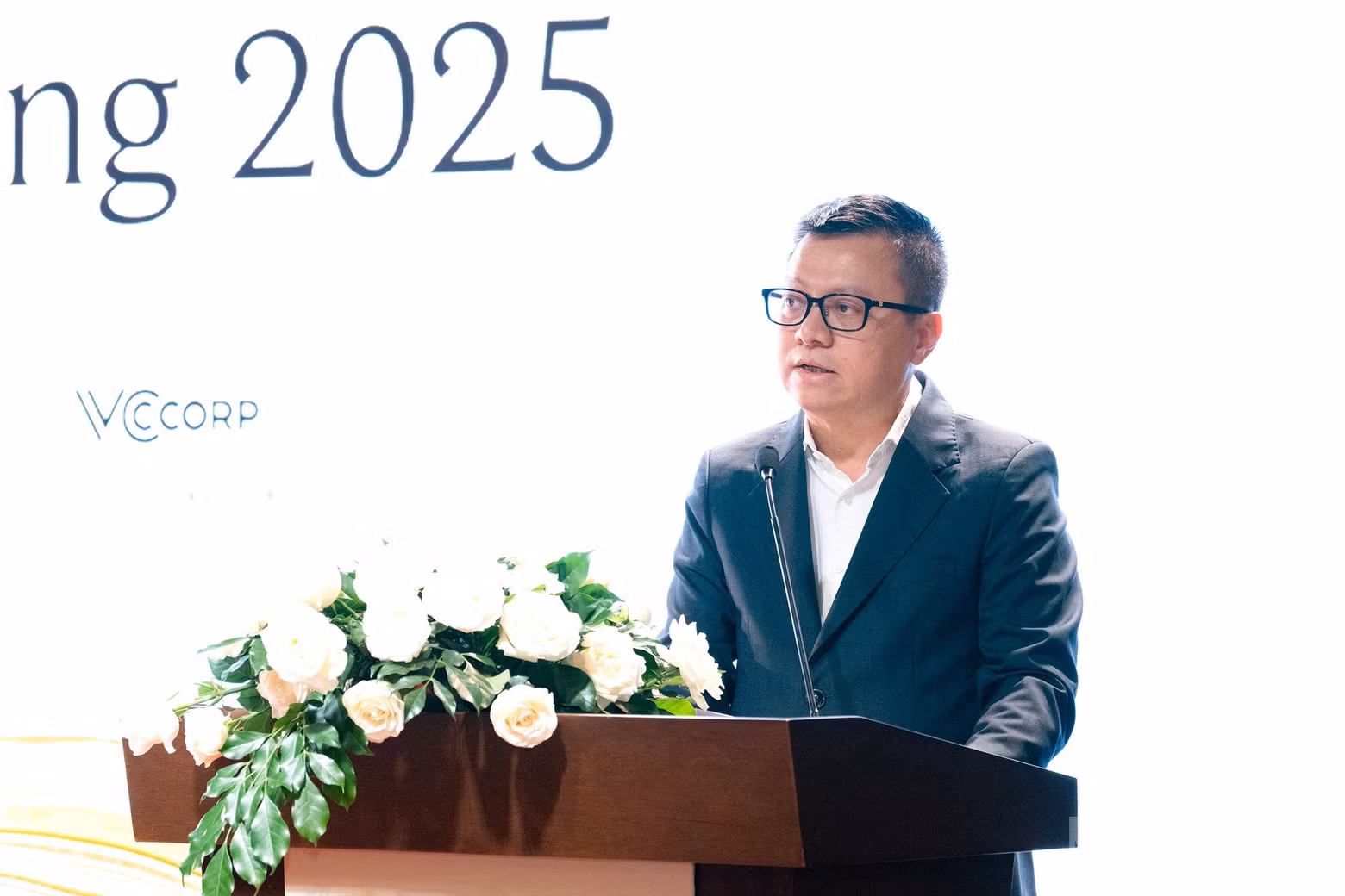 Le Quoc Minh, presidente-editor de Nhan Dan, subjefe de la Comisión de Propaganda y Movilización de Masas del Comité Central del Partido Comunista de Vietnam (PCV) y presidente de la Asociación de Periodistas del país, habla en el evento.