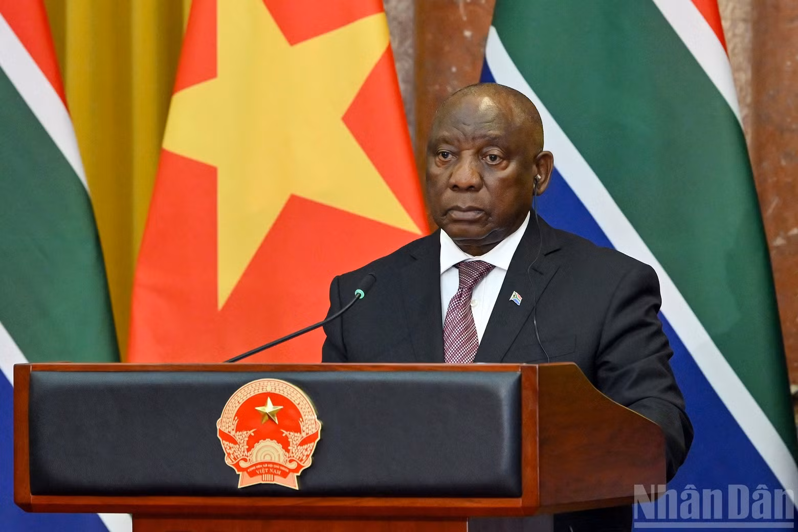 El presidente sudafricano Matamela Cyril Ramaphosa habla ante los medios de comunicación.