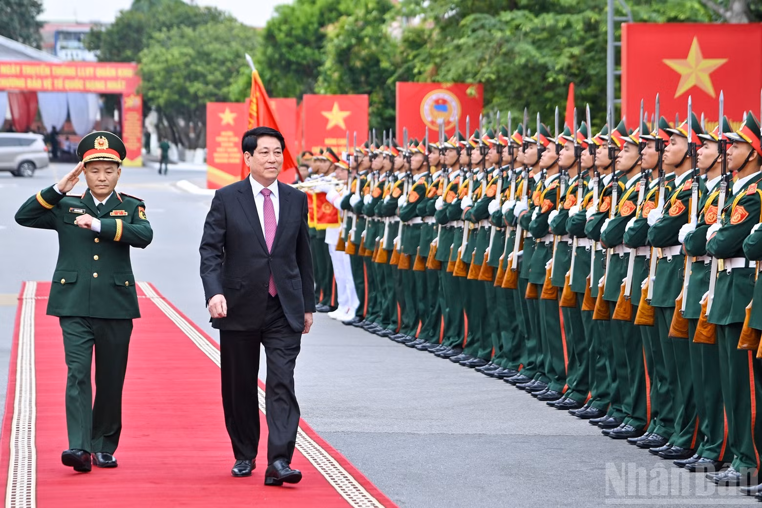 El presidente Luong Cuong pasa revista a la Guardia de Honor durante la ceremonia.
