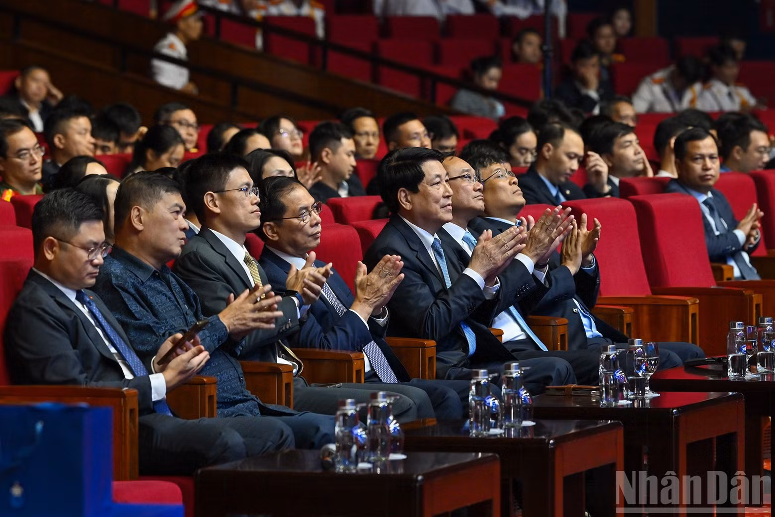 El presidente Luong Cuong y los delegados en la actividad.
