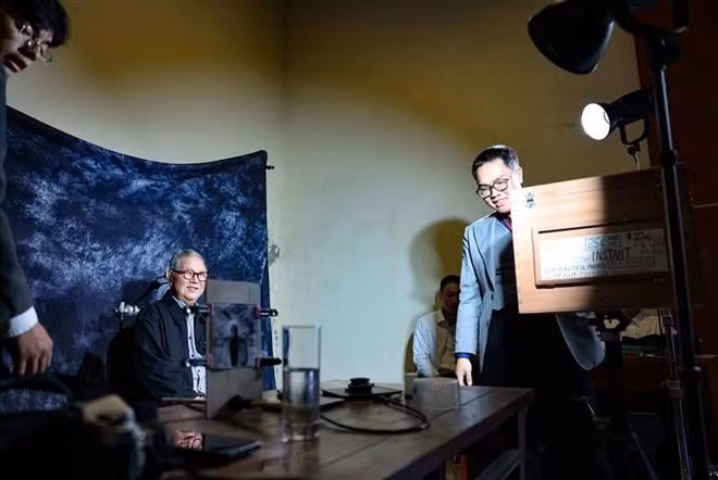 Visitantes experimentan la toma de foto al estilo antiguo. (Foto: VNA)