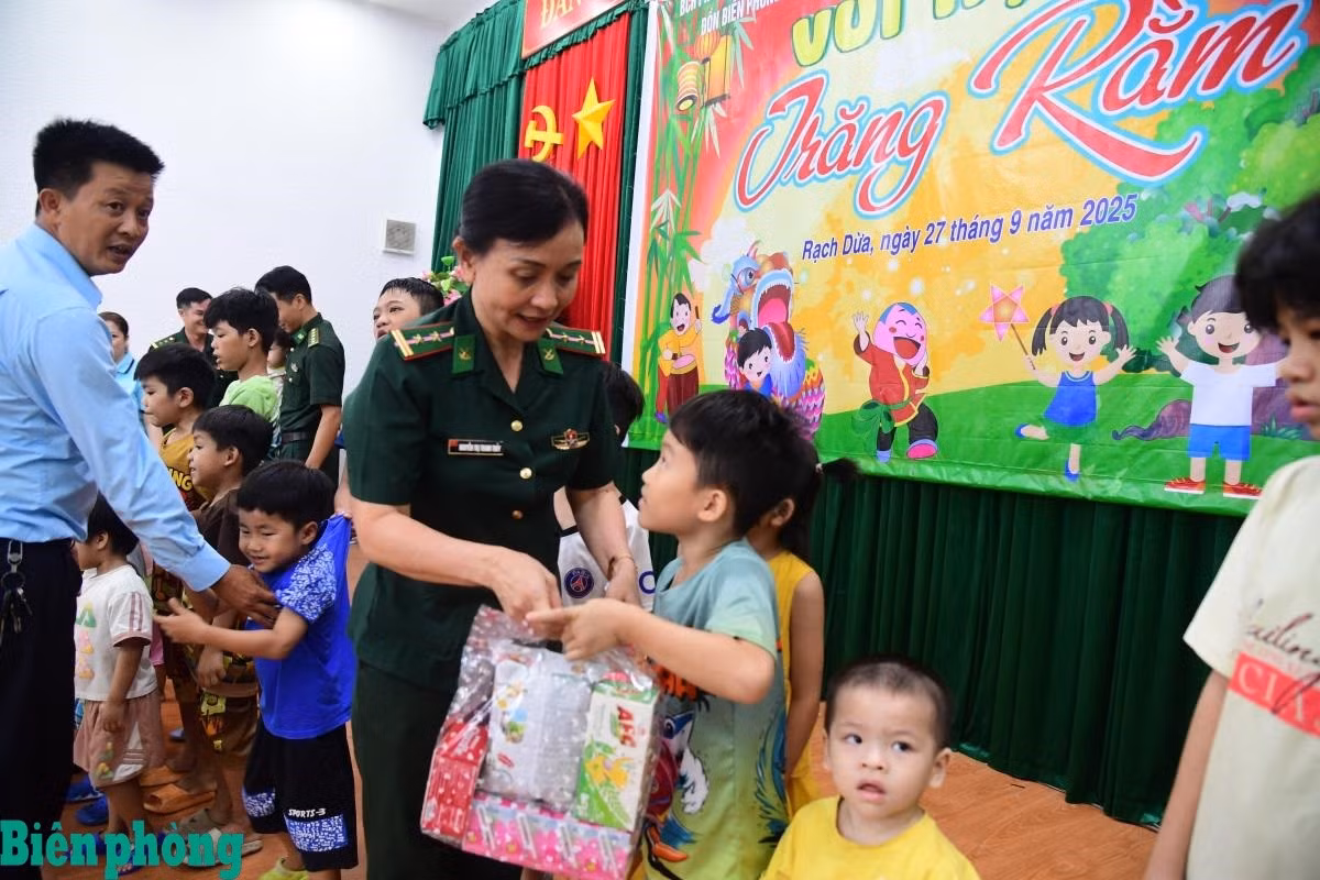 Personal de la Flotilla 18 de la Guardia Fronteriza entrega obsequios a los niños en situación difícil en el Centro de Trabajo Social y Protección Infantil Nº 3 de Ciudad Ho Chi Minh. (Foto: Vu Hung/Periódico de la Guardafronteras)