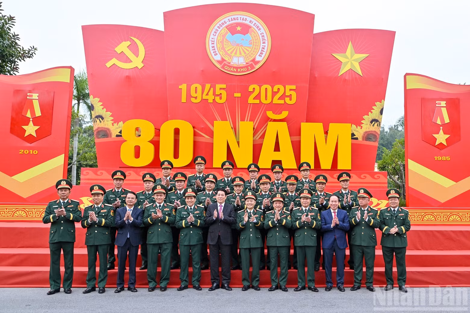 El presidente Luong Cuong con los dirigentes del Ministerio de Defensa, de la Región Militar 3 y otros delegados.