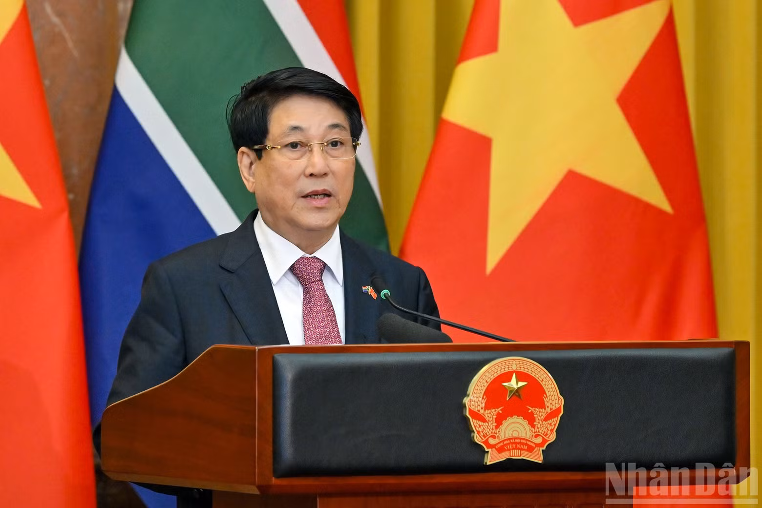 El presidente Luong Cuong habla ante los medios de comunicación.